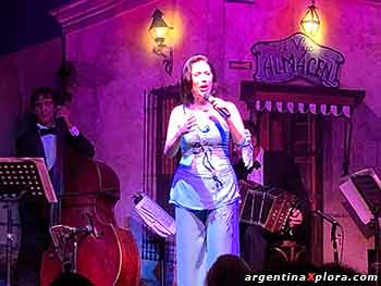 Cantora de tango en El Viejo Almacén