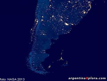 En la foto satelital de la NASA vemos como los buques pesqueros iluminan de noche el límite del Mar Argentino para pescar el calamar.