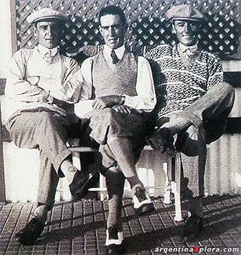 Juan Dentone, Robertson y Aurelio Castañón, senttados, sentados en la casilla de palos, mirando las salidas del tee del hoyo 1 del Golf Mar del Plata.