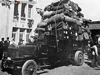 Camión utilizado para el transporte gratuito de equipajes de los inmigrantes a las estaciones ferroviarias. Buenos Aires c.1910.