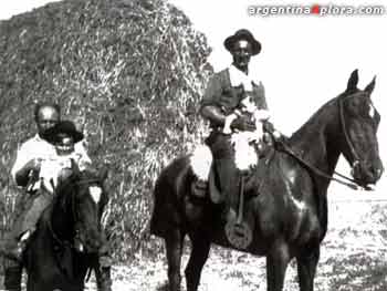 Don José y su hijo Adolfo Zelione, Rolón, Dto. de Atrencó. Gauchos judíos de La Pampa. c.1939.