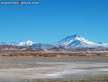 Cadena de volcanes: Arizaro, Socompa, Arácar y Llullaillaco, Salta