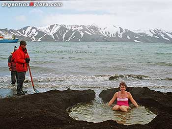 Baño en aguas termales en la Antártida Argentina