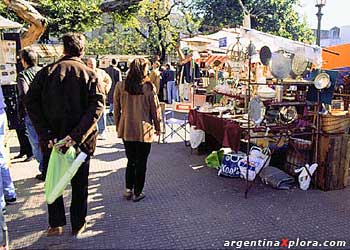 turistas en Plaza Dorrego