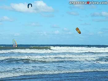 La brisa marina invita a la práctica del Windsurf y el Kitesurf