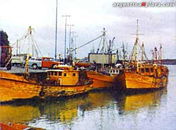 Lanchas pesqueras en el puerto de Rawson