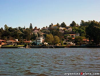 Vista de Villa Carlos Paz desde el Lago San Roque