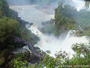 Pasarelas con turistas visitando las Cataratas del Iguazú