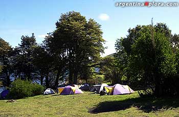 Haciendo camping a orillas del lago