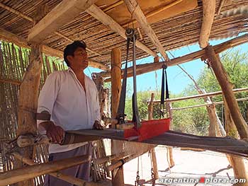 Hugo Sandoval teje en su taller en El Colte, Cachi.