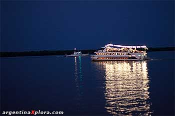 Navegación turística nocturna por el Paraná